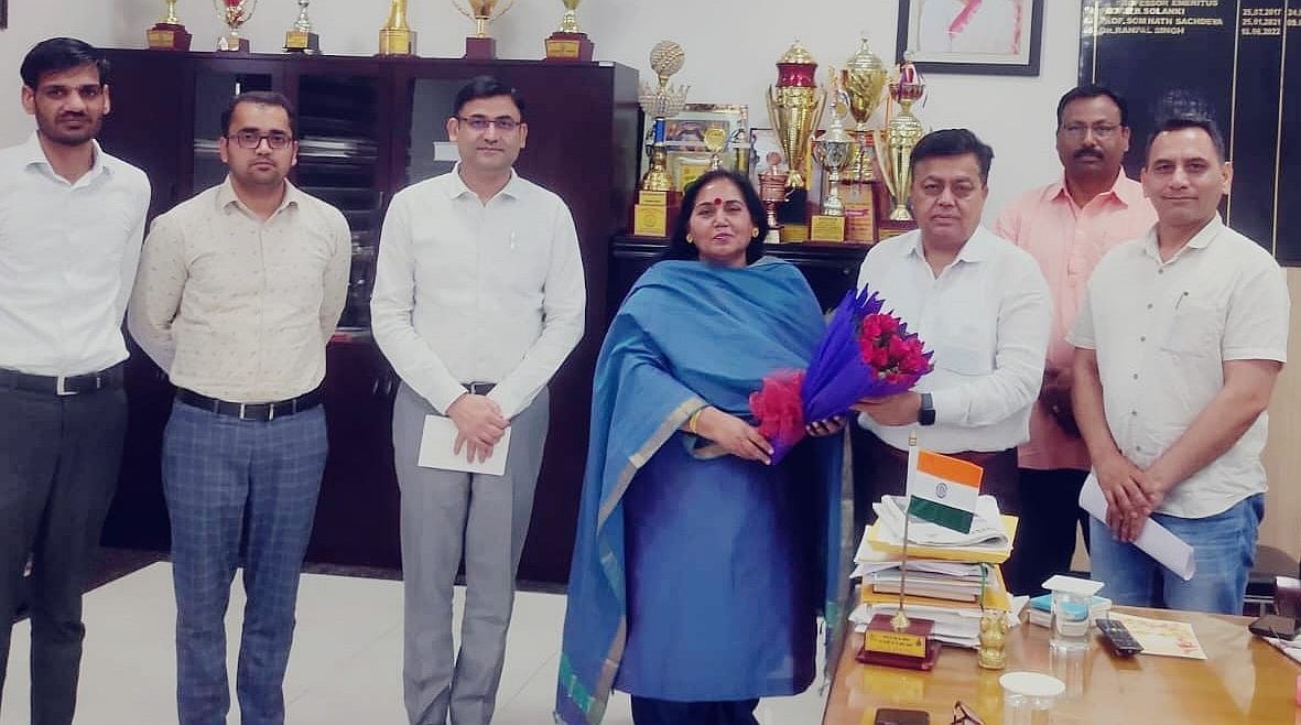 06जेएनडी01: कुलपति डाॅ. रणपाल सिंह को बधाई देते हुए विश्वविद्यालय स्टाफ। संवाद