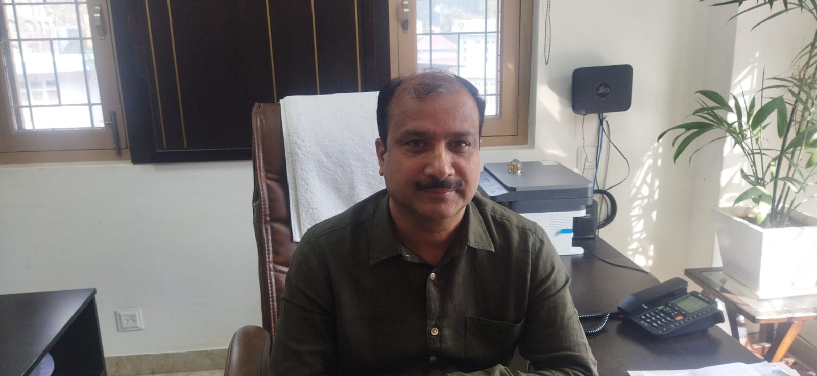 जोनल अस्पताल मंडी मेंं स्ट्रेचर ट्राॅली पर महिला मरीज को वार्ड ले जाते समय स्ट्रेचर ट्रॉली के ट जोनल अस्पताल मंडी मेंं स्ट्रेचर ट्राॅली पर महिला मरीज को वार्ड ले जाते समय स्ट्रेचर ट्रॉली के ट