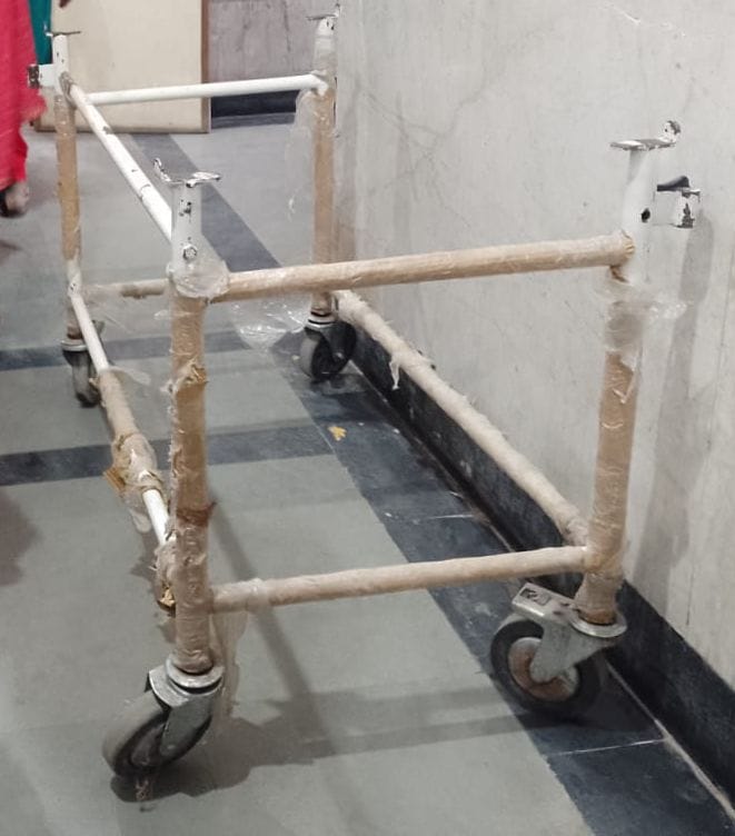 जोनल अस्पताल मंडी मेंं स्ट्रेचर ट्राॅली पर महिला मरीज को वार्ड ले जाते समय स्ट्रेचर ट्रॉली के ट जोनल अस्पताल मंडी मेंं स्ट्रेचर ट्राॅली पर महिला मरीज को वार्ड ले जाते समय स्ट्रेचर ट्रॉली के ट