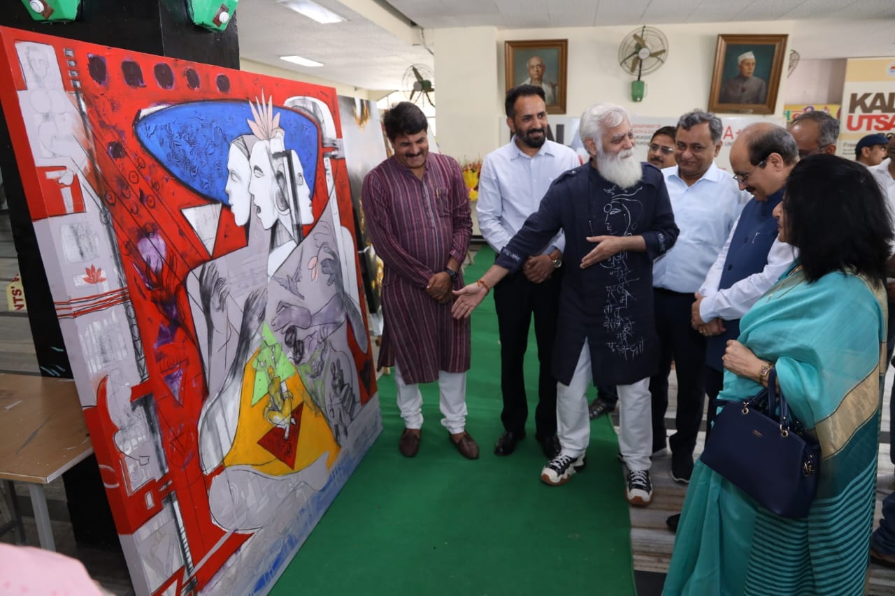 कुरुक्षेत्र। भगवान श्रीकृष्ण के शंखनाद करते चित्र काे बनाते हुए कलाकार मानस रंजन। संवाद