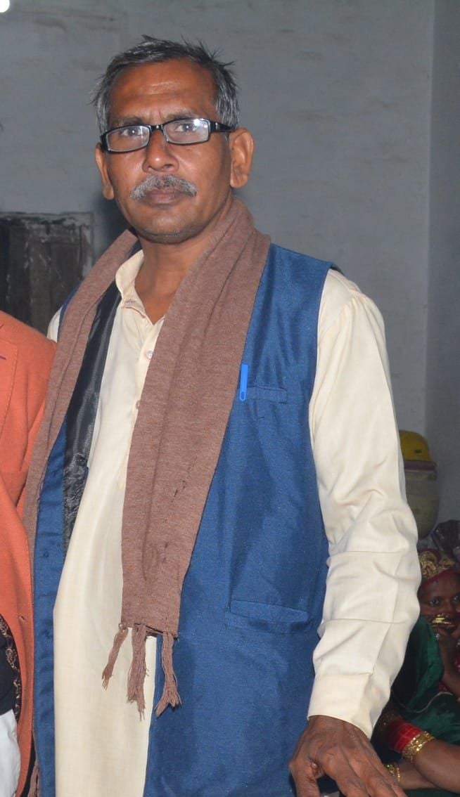 किसान की मिट्टी की प्रतिमा बनाते कलाकार मास्टर रामकिशन का फाइल फोटो।