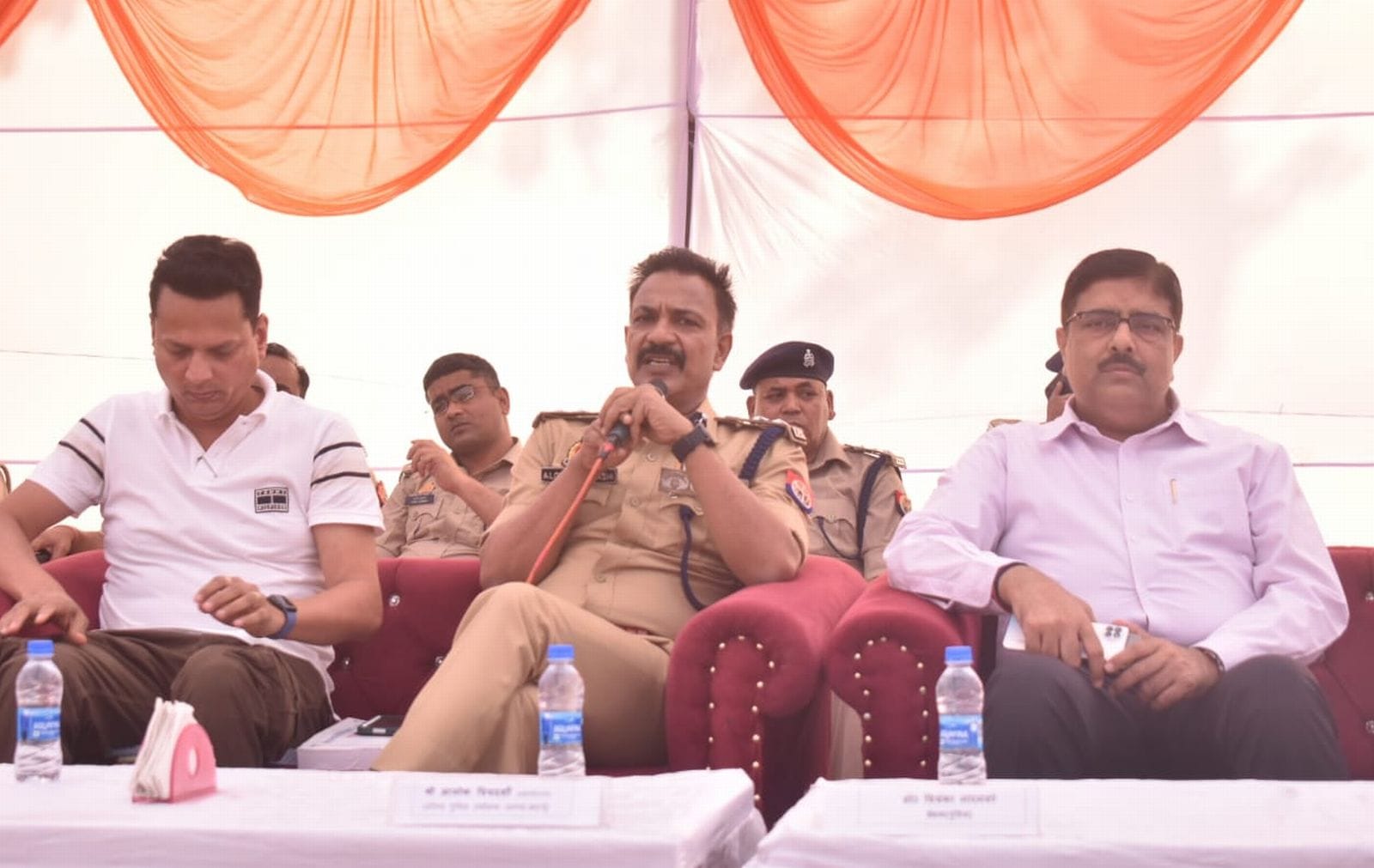 लोकसभा चुनाव के लिए पुलिस ब्रीफिंग में शामिल पुलिस कर्मी व अधिकारी।स्रोत- प्रशासन लोकसभा चुनाव के लिए पुलिस ब्रीफिंग में शामिल पुलिस कर्मी व अधिकारी।स्रोत- प्रशासन