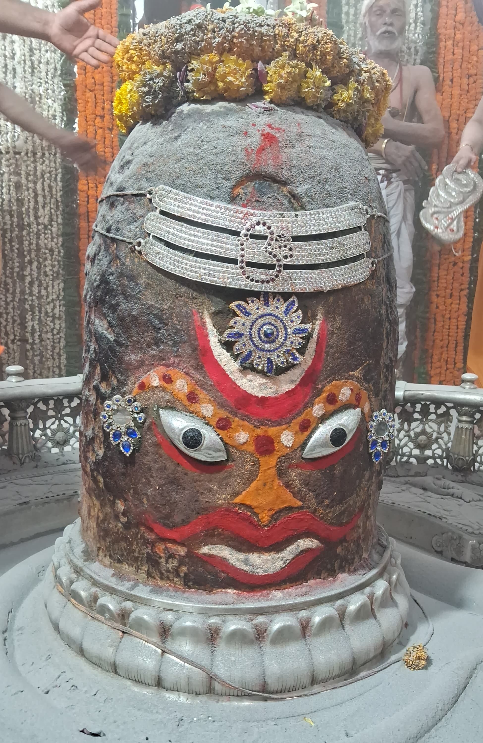 पगड़ी पहनकर सजे बाबा महाकाल...मस्तक पर लगाया त्रिपुंड और ॐ