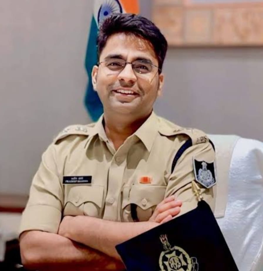 स्टंट करते युवक युवति और एसपी प्रदीप शर्मा का फोटो स्टंट करते युवक युवति और एसपी प्रदीप शर्मा का फोटो