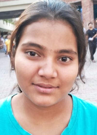 उझानी में नीट का पेपर देकर बाहर निकलते छात्र और छात्राएं।संवाद उझानी में नीट का पेपर देकर बाहर निकलते छात्र और छात्राएं।संवाद