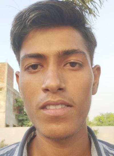 उझानी में नीट का पेपर देकर बाहर निकलते छात्र और छात्राएं।संवाद उझानी में नीट का पेपर देकर बाहर निकलते छात्र और छात्राएं।संवाद