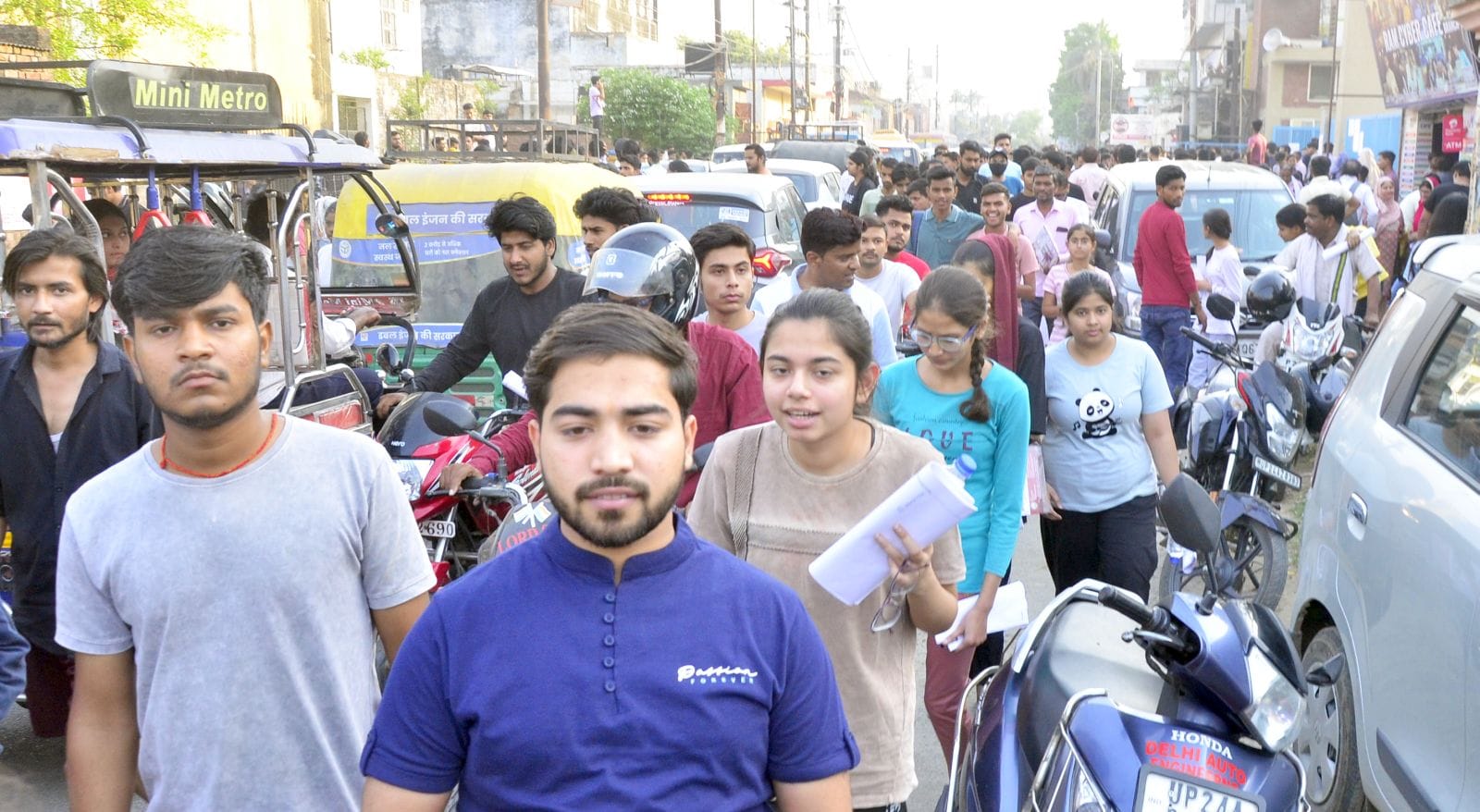 उझानी में नीट का पेपर देकर बाहर निकलते छात्र और छात्राएं।संवाद उझानी में नीट का पेपर देकर बाहर निकलते छात्र और छात्राएं।संवाद