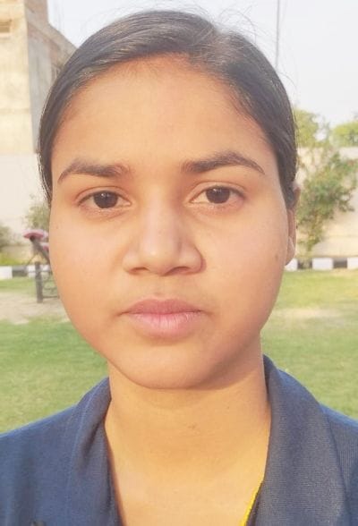 उझानी में नीट का पेपर देकर बाहर निकलते छात्र और छात्राएं।संवाद उझानी में नीट का पेपर देकर बाहर निकलते छात्र और छात्राएं।संवाद