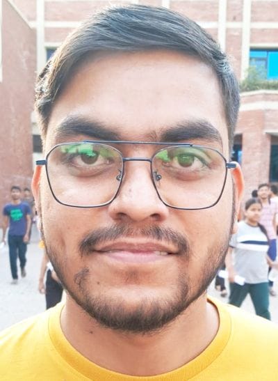 उझानी में नीट का पेपर देकर बाहर निकलते छात्र और छात्राएं।संवाद उझानी में नीट का पेपर देकर बाहर निकलते छात्र और छात्राएं।संवाद