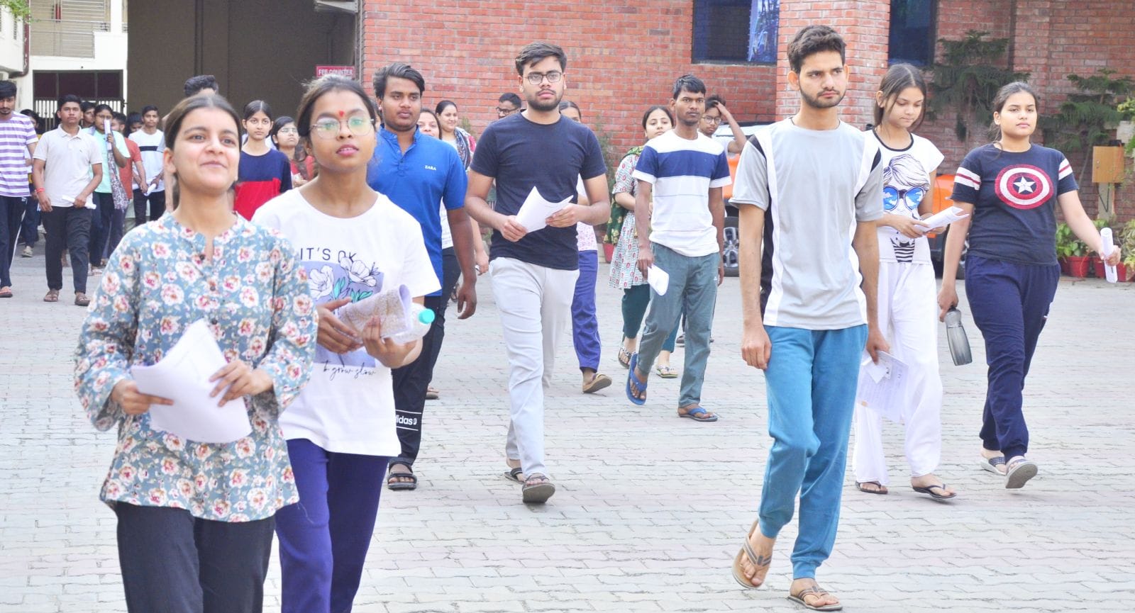 उझानी में नीट का पेपर देकर बाहर निकलते छात्र और छात्राएं।संवाद उझानी में नीट का पेपर देकर बाहर निकलते छात्र और छात्राएं।संवाद