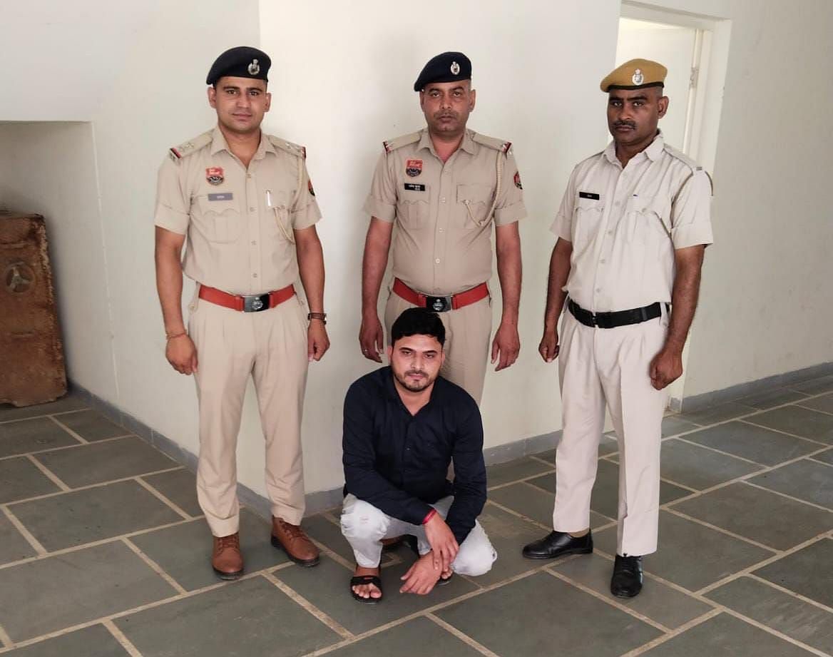 06जेएनडी09: पुलिस गिरफ्त में नशीले पदार्थों की सप्लाई करने का आरोपी। स्रोत पुलिस प्रशासन