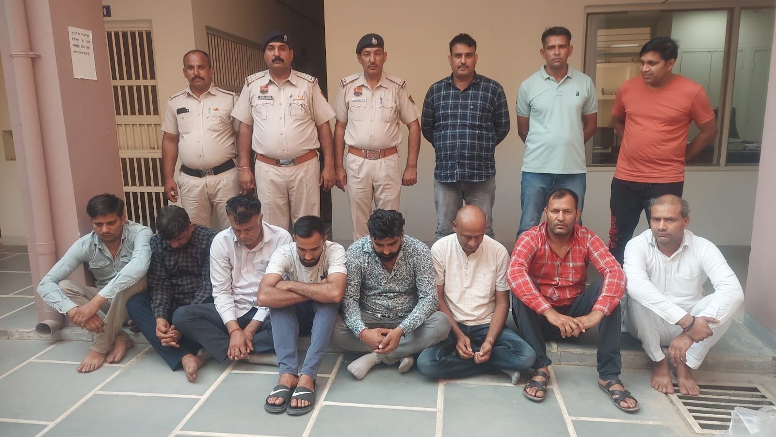 06जेएनडी22: पुलिस गिरफ्त में पकड़े गए आरोपी। स्रोत पुलिस प्रशासन 06जेएनडी22: पुलिस गिरफ्त में पकड़े गए आरोपी। स्रोत पुलिस प्रशासन
