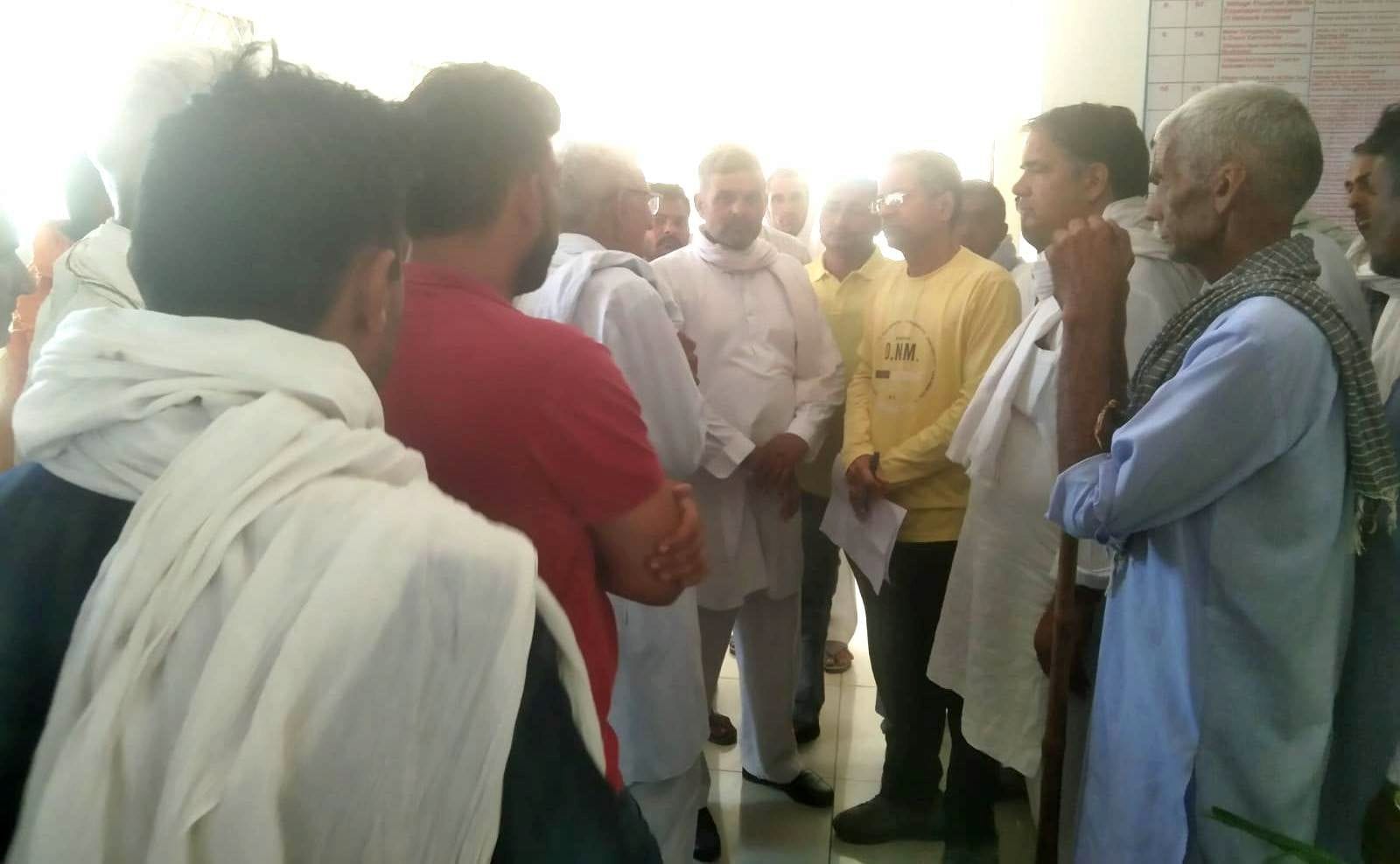 06जेएनडी28-बिजली निगम एक्सईएन से मिलते बडऩपुर गांव के लोग। संवाद