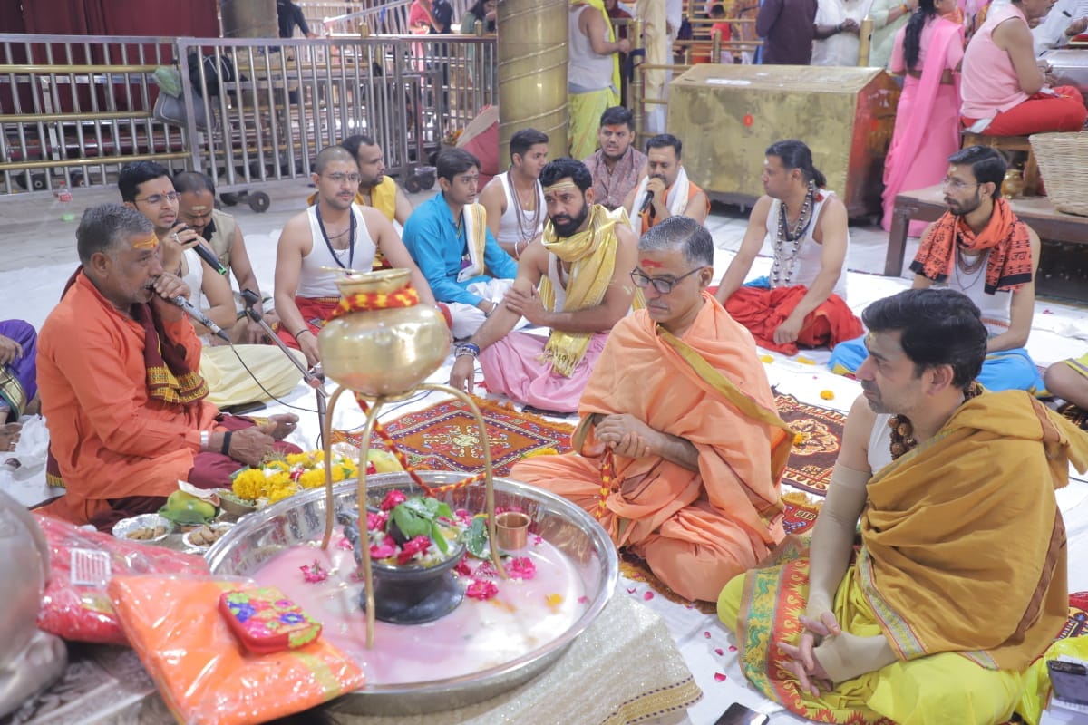 भस्म आरती मे बाबा महाकाल के शीश पर विराजमान हुए सर्प देवता हुआ अद्भुत श्रंगार