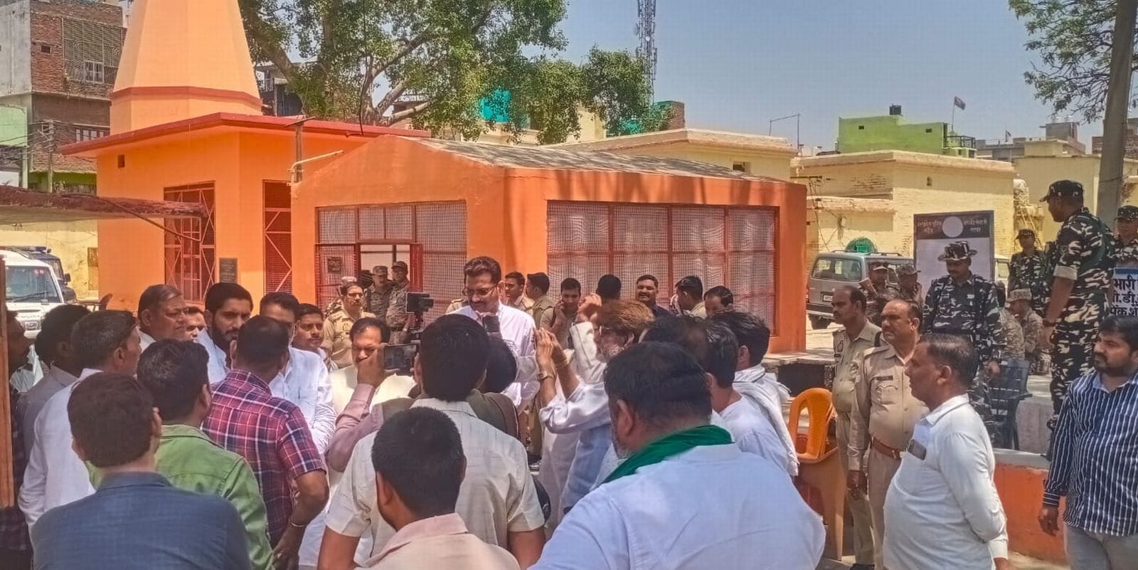 बजीरगंज थाने में सपा प्रत्याशी आदित्य यादव जिलाध्यक्ष आशीष यादव। संवाद