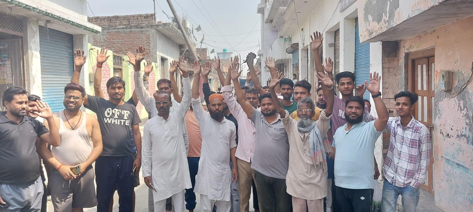 बरखेड़ा के वार्ड दस में मकान पर गिरा बिजली का खम्भा । संवाद बरखेड़ा के वार्ड दस में मकान पर गिरा बिजली का खम्भा । संवाद