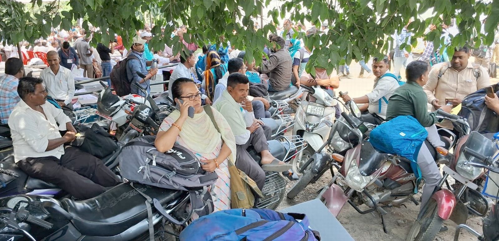 बस में सवार होती पोलिंग पार्टियां। संवाद