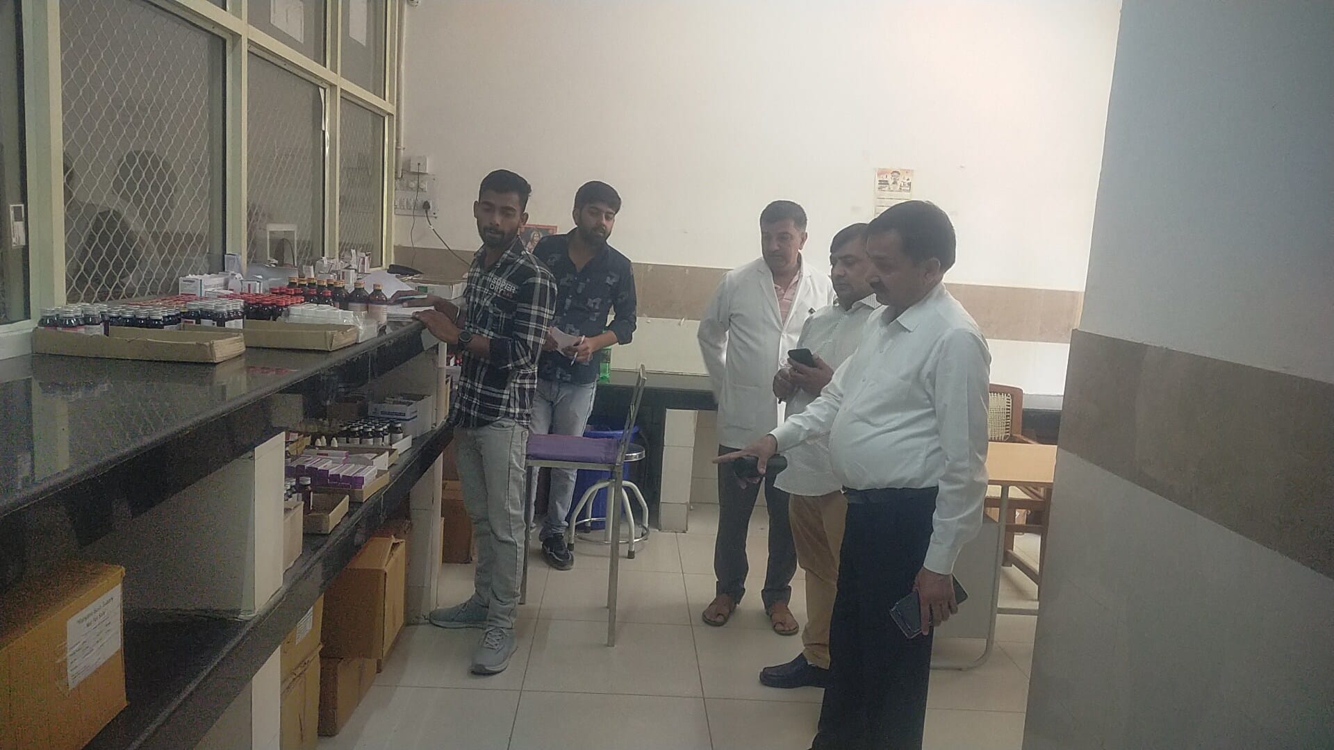 फोटो संख्या:60- उप नागरिक अस्पताल में रिकॉर्ड रूक की जांच करते सीएमओ --स्रोत--संवाद