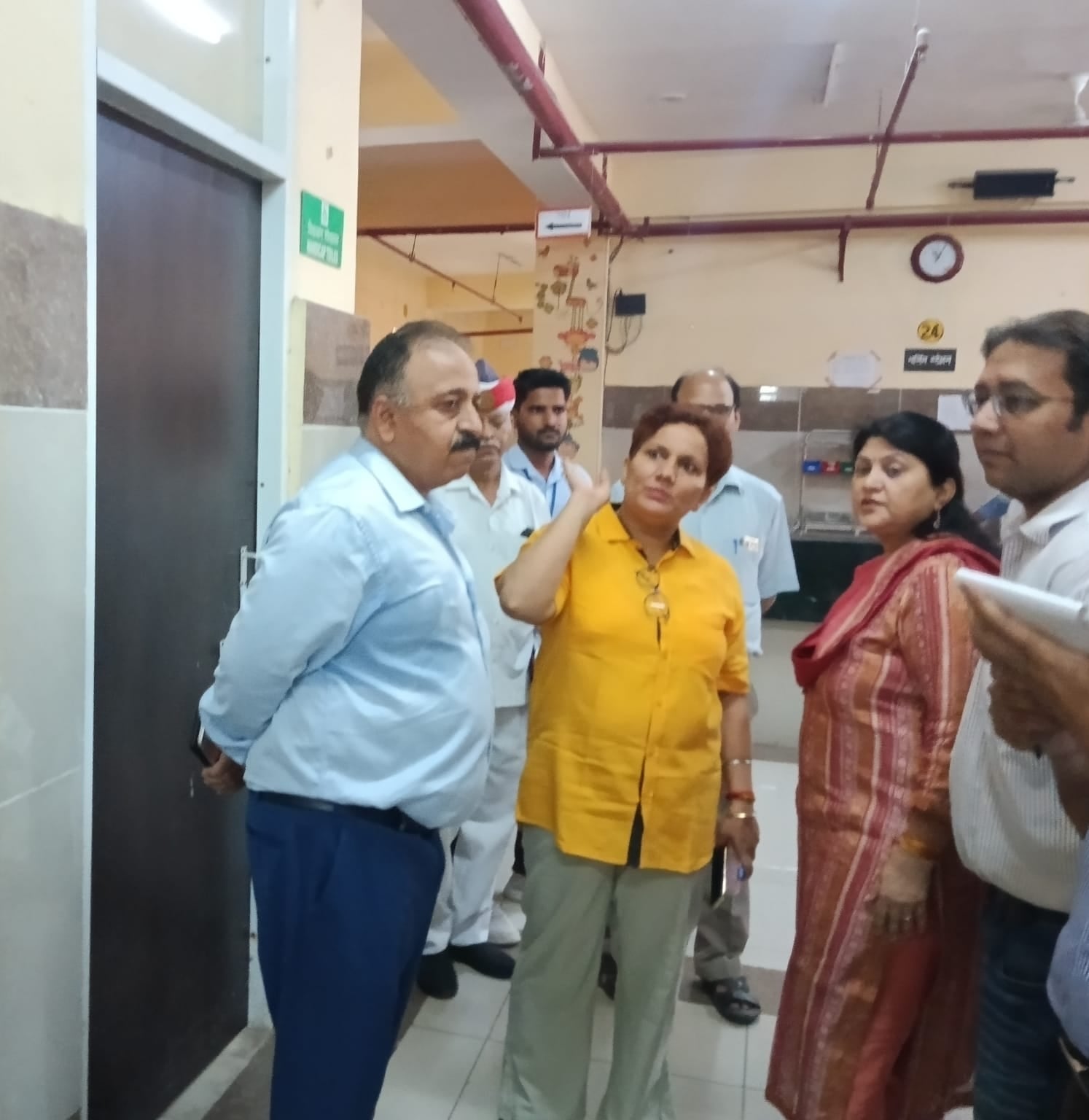 मेडिकल कालेज परिसर में रखे हटाए गए फायर सिलेडर । संवाद