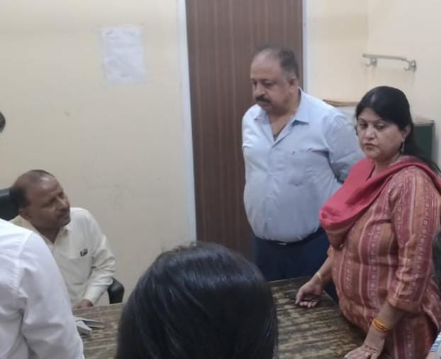 मेडिकल कालेज परिसर में रखे हटाए गए फायर सिलेडर । संवाद