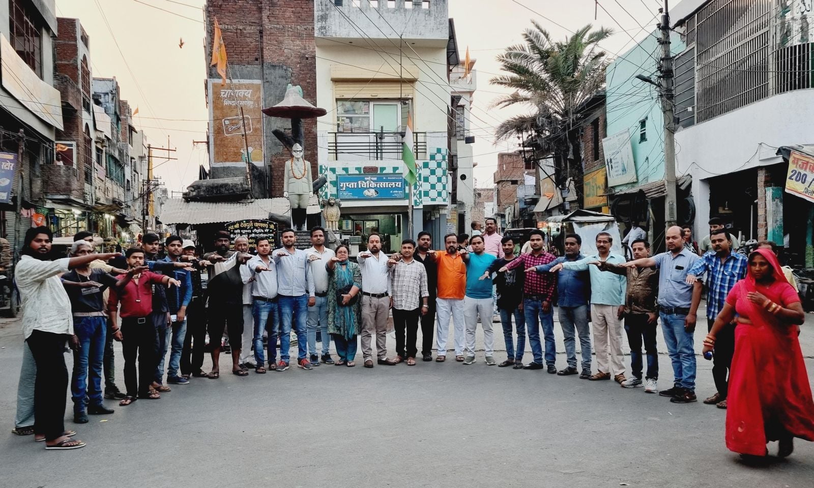 मतदान के प्रति जागरुक करते वीएचपी के पदाधिकारी।स्रोत-संगठन मतदान के प्रति जागरुक करते वीएचपी के पदाधिकारी।स्रोत-संगठन