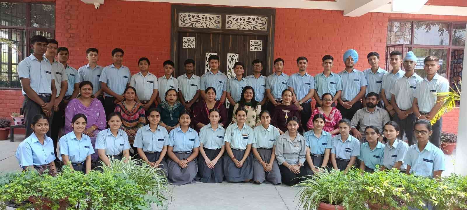 .पजेंहरा स्थिति शिवालिक स्कूल के अव्वल रहने वाले छात्र स्कूल के अध्यापकों के साथ। संवाद 13.बरूण .पजेंहरा स्थिति शिवालिक स्कूल के अव्वल रहने वाले छात्र स्कूल के अध्यापकों के साथ। संवाद 13.बरूण
