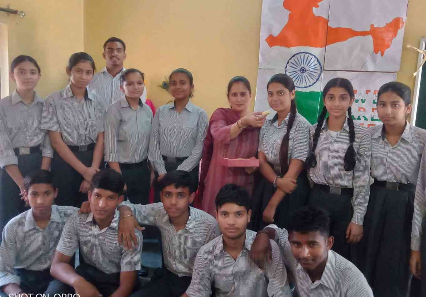 .पजेंहरा स्थिति शिवालिक स्कूल के अव्वल रहने वाले छात्र स्कूल के अध्यापकों के साथ। संवाद 13.बरूण .पजेंहरा स्थिति शिवालिक स्कूल के अव्वल रहने वाले छात्र स्कूल के अध्यापकों के साथ। संवाद 13.बरूण