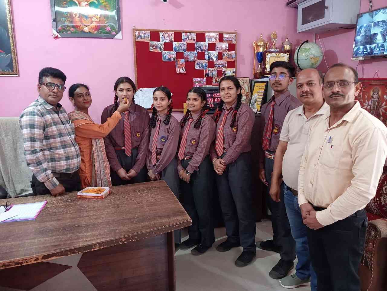 .पजेंहरा स्थिति शिवालिक स्कूल के अव्वल रहने वाले छात्र स्कूल के अध्यापकों के साथ। संवाद 13.बरूण .पजेंहरा स्थिति शिवालिक स्कूल के अव्वल रहने वाले छात्र स्कूल के अध्यापकों के साथ। संवाद 13.बरूण
