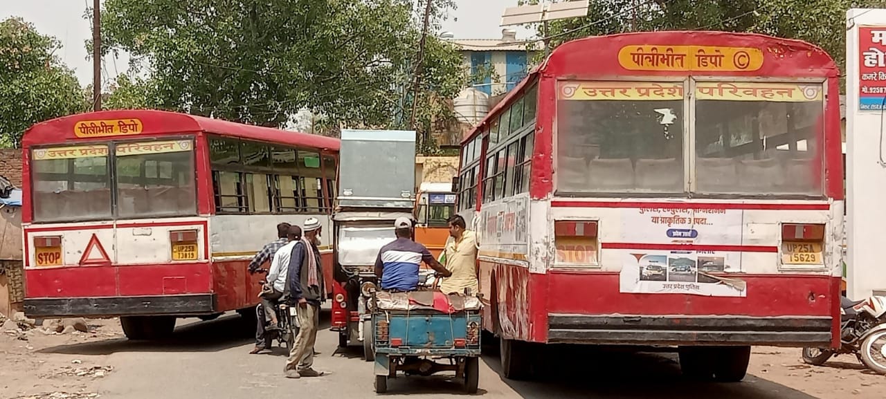 रोडवेज बस स्टैंड परिसर में लगी पानी की टंकी टूटी पड़ी टोटी । संवाद रोडवेज बस स्टैंड परिसर में लगी पानी की टंकी टूटी पड़ी टोटी । संवाद