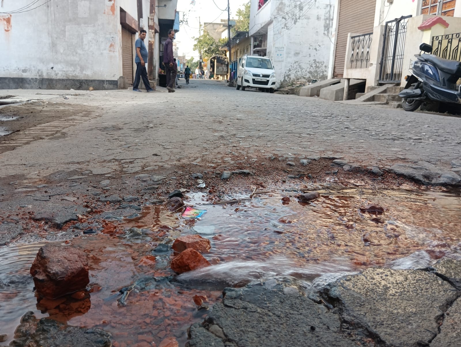 शहर के छतरी चौराहे के पास पाइप लाइन ठीक करते कर्मी । संवाद शहर के छतरी चौराहे के पास पाइप लाइन ठीक करते कर्मी । संवाद