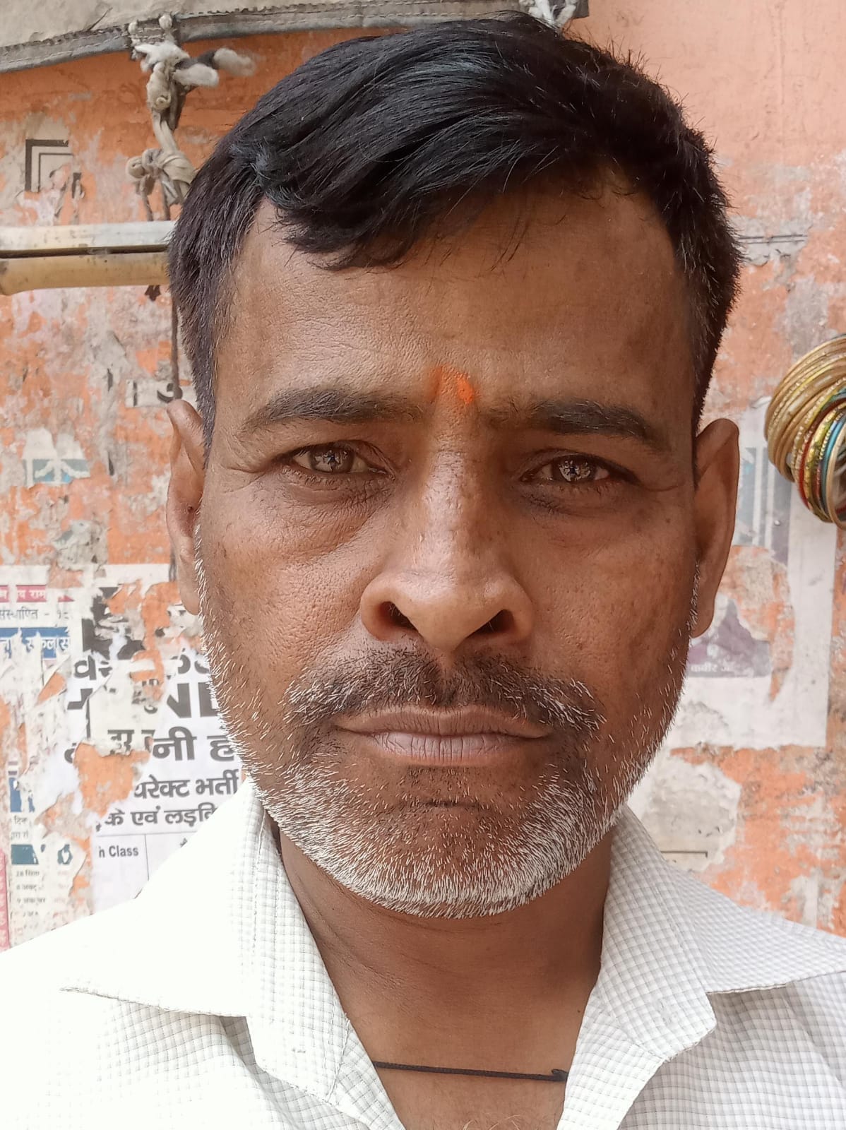 शहर के छतरी चौराहे के पास पाइप लाइन ठीक करते कर्मी । संवाद शहर के छतरी चौराहे के पास पाइप लाइन ठीक करते कर्मी । संवाद