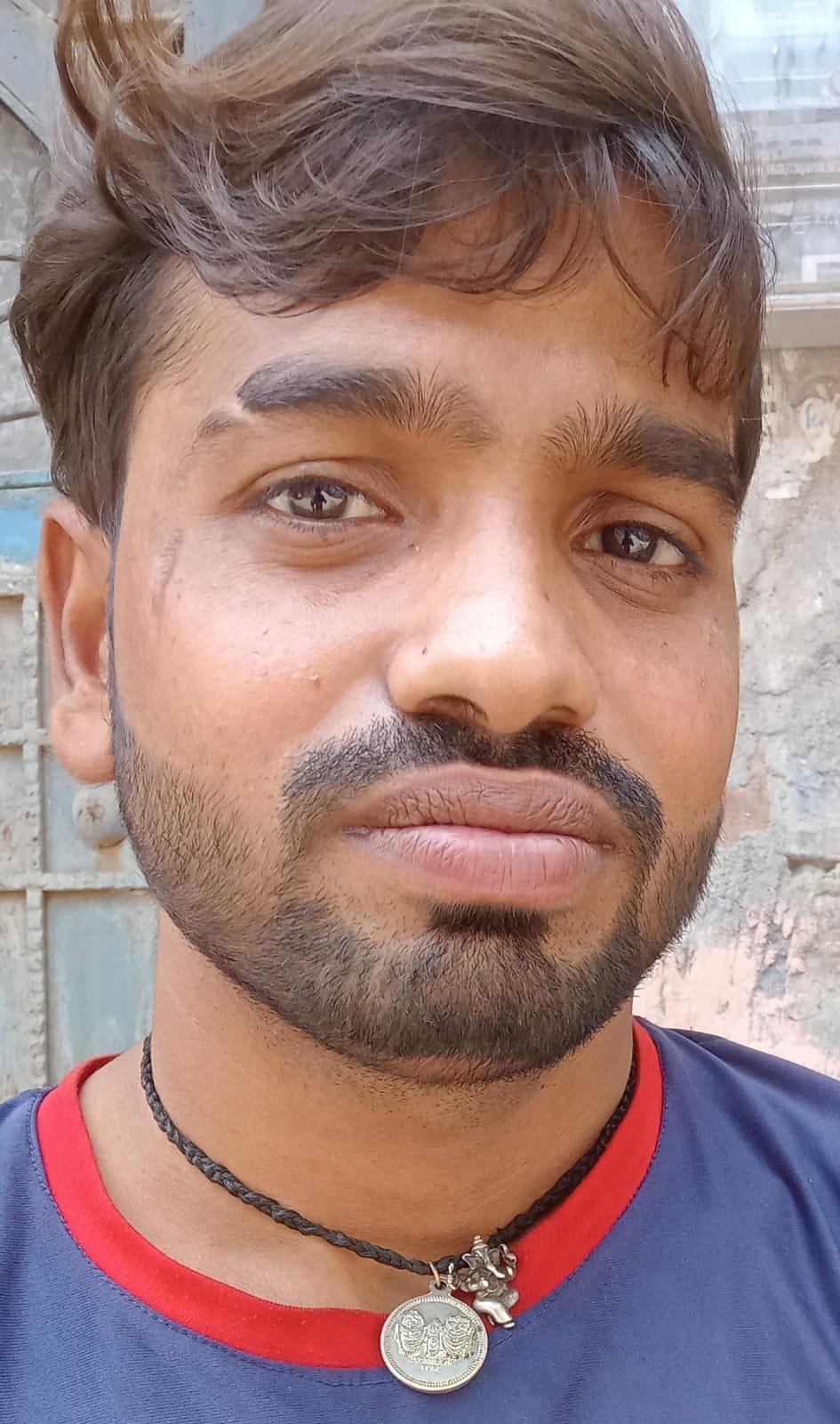 शहर के छतरी चौराहे के पास पाइप लाइन ठीक करते कर्मी । संवाद शहर के छतरी चौराहे के पास पाइप लाइन ठीक करते कर्मी । संवाद