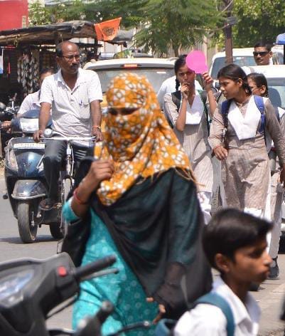 शहर की गांधी स्टेडियम रोड से तेज धूप व गर्मी से बचाव कर जाती छात्राएं । संवाद शहर की गांधी स्टेडियम रोड से तेज धूप व गर्मी से बचाव कर जाती छात्राएं । संवाद