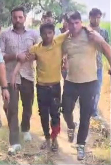 शामली झिंझाना रोड युमना नहर के पास पुलिस मुठभेड में घायल बदमाश को लेकर जाते एसओजी के जवान शामली झिंझाना रोड युमना नहर के पास पुलिस मुठभेड में घायल बदमाश को लेकर जाते एसओजी के जवान