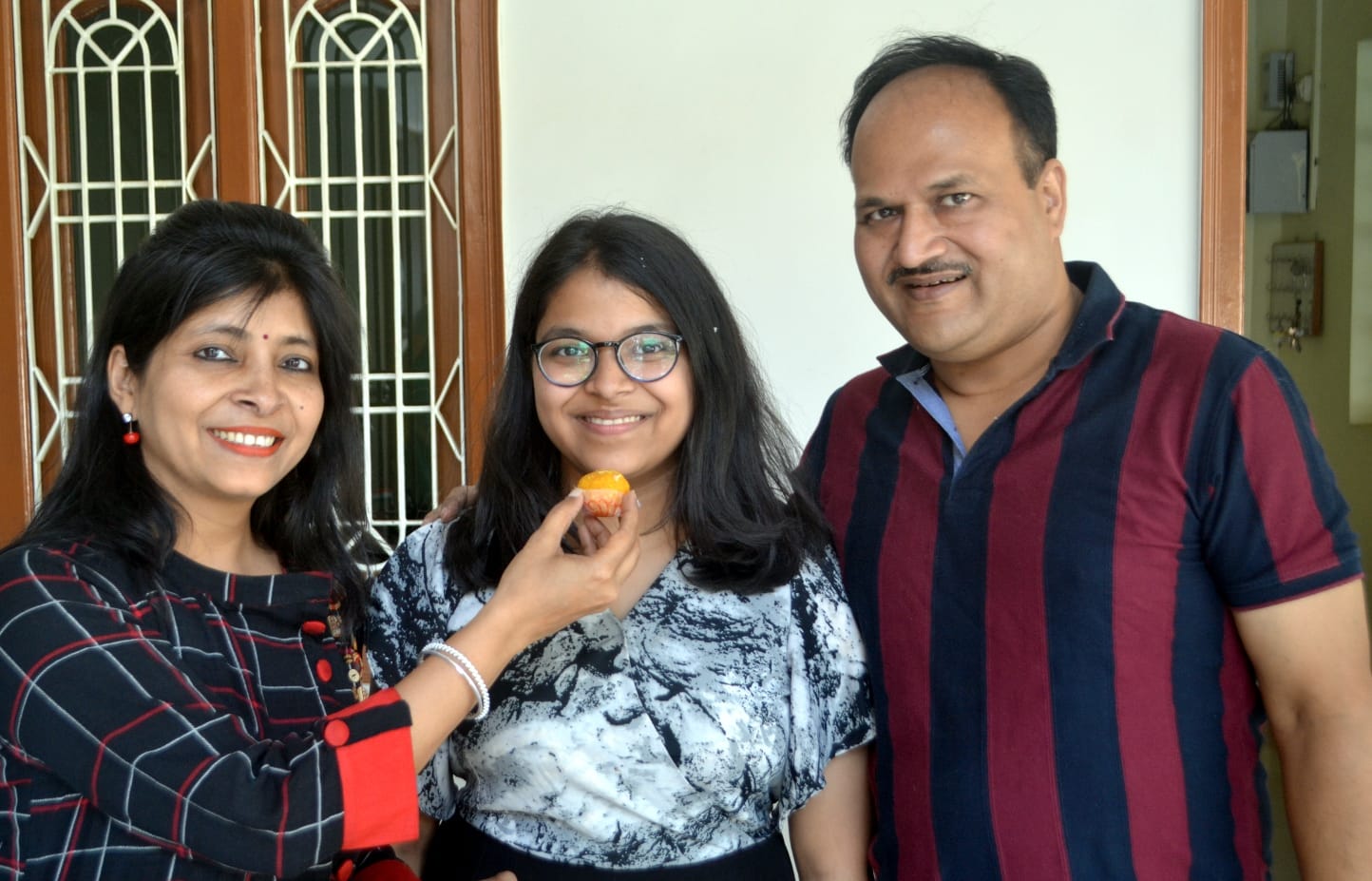 शामली सेंट फ्रांसिस स्कूल में आईसीएसई व आईएससी का रिजल्ट आने पर सेल्फी लेती टॉपर छात्राएं शामली सेंट फ्रांसिस स्कूल में आईसीएसई व आईएससी का रिजल्ट आने पर सेल्फी लेती टॉपर छात्राएं