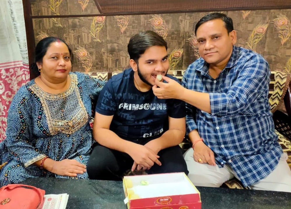 शामली सेंट फ्रांसिस स्कूल में आईसीएसई व आईएससी का रिजल्ट आने पर सेल्फी लेती टॉपर छात्राएं शामली सेंट फ्रांसिस स्कूल में आईसीएसई व आईएससी का रिजल्ट आने पर सेल्फी लेती टॉपर छात्राएं