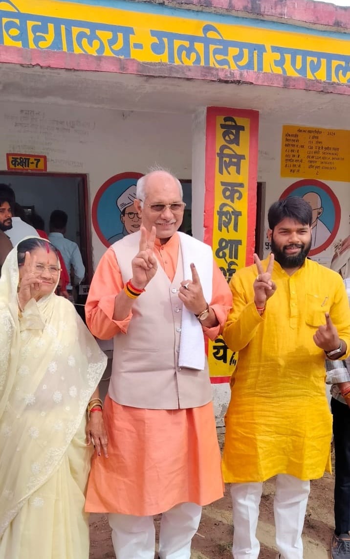आंवला। नगरिया सतन के पूर्व प्रधान, मतदाता सूची से नाम गायब-संवाद