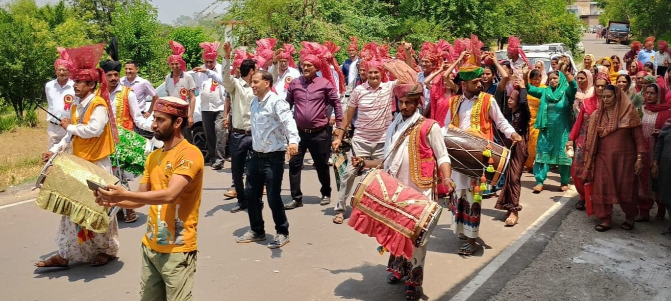 बिलासपुर में नलवाड़ मेला मोरसिंघी का बैल पूजन कर मेले का शुभारंभ करते मुख्यातिथि। संवाद बिलासपुर में नलवाड़ मेला मोरसिंघी का बैल पूजन कर मेले का शुभारंभ करते मुख्यातिथि। संवाद