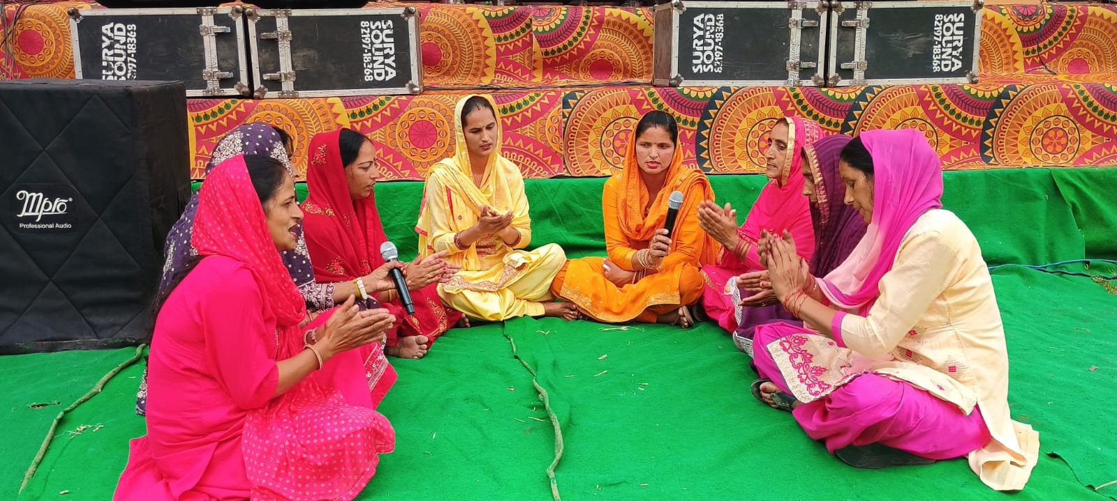 बिलासपुर में नलवाड़ मेला मोरसिंघी का बैल पूजन कर मेले का शुभारंभ करते मुख्यातिथि। संवाद बिलासपुर में नलवाड़ मेला मोरसिंघी का बैल पूजन कर मेले का शुभारंभ करते मुख्यातिथि। संवाद