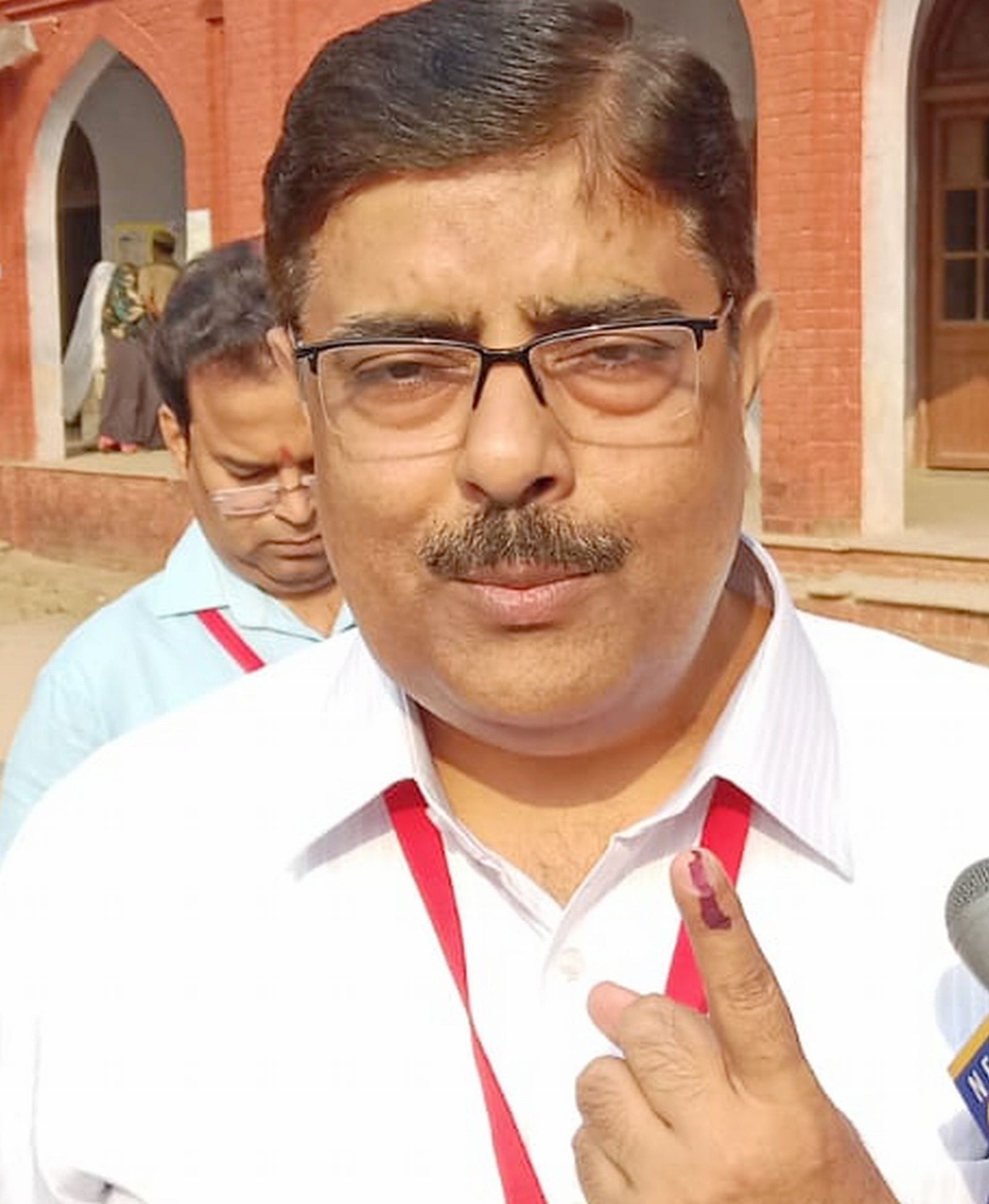 जीआई मतदान केंद्र पर वोट डालने के बाद निशान दिखाते सदर विधायक और पत्नी।स्रोत-स्वयं