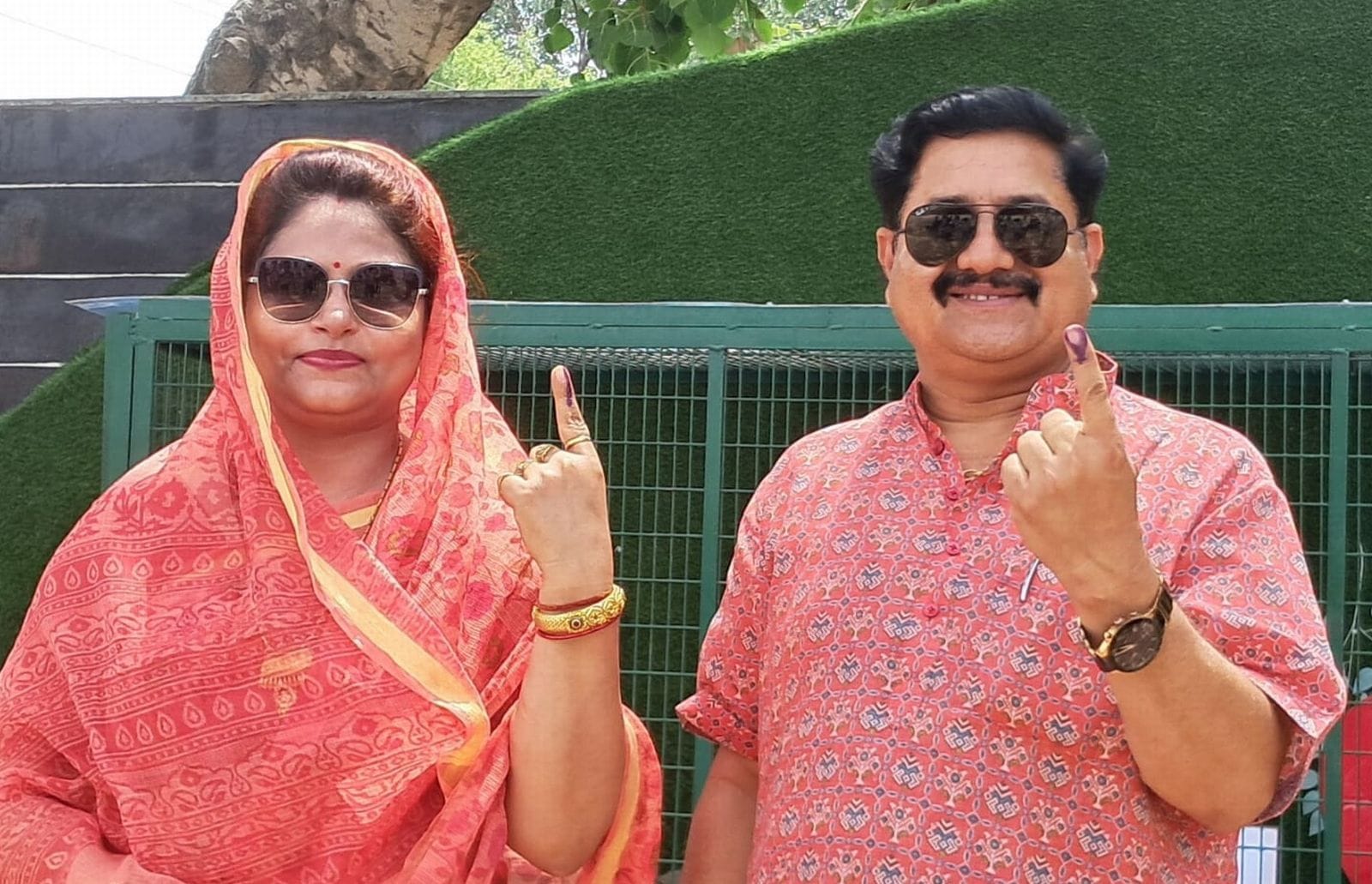जीआई मतदान केंद्र पर वोट डालने के बाद निशान दिखाते सदर विधायक और पत्नी।स्रोत-स्वयं