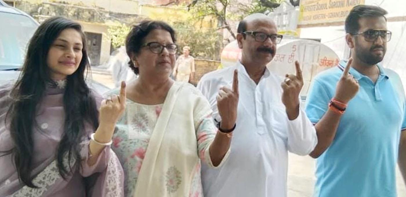 जीआई मतदान केंद्र पर वोट डालने के बाद निशान दिखाते सदर विधायक और पत्नी।स्रोत-स्वयं