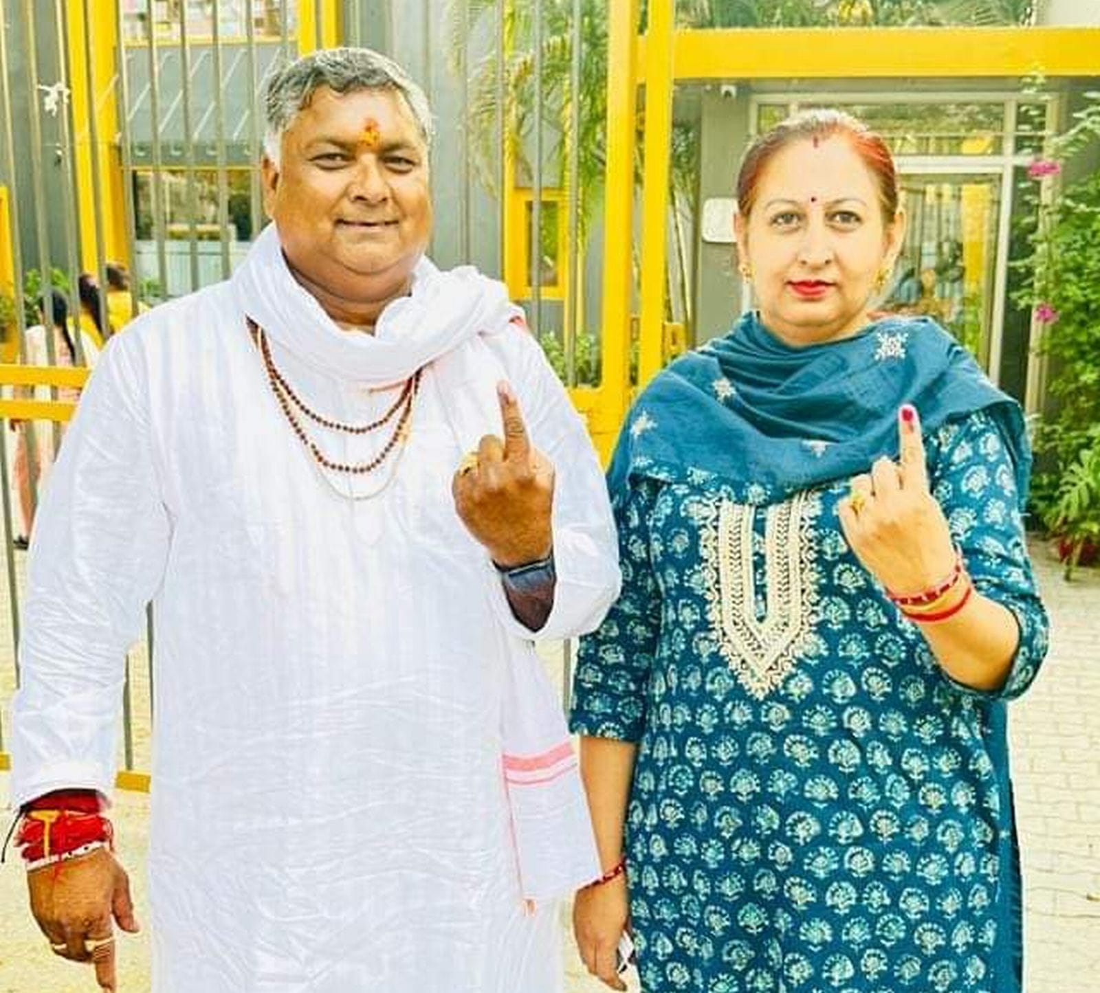 जीआई मतदान केंद्र पर वोट डालने के बाद निशान दिखाते सदर विधायक और पत्नी।स्रोत-स्वयं