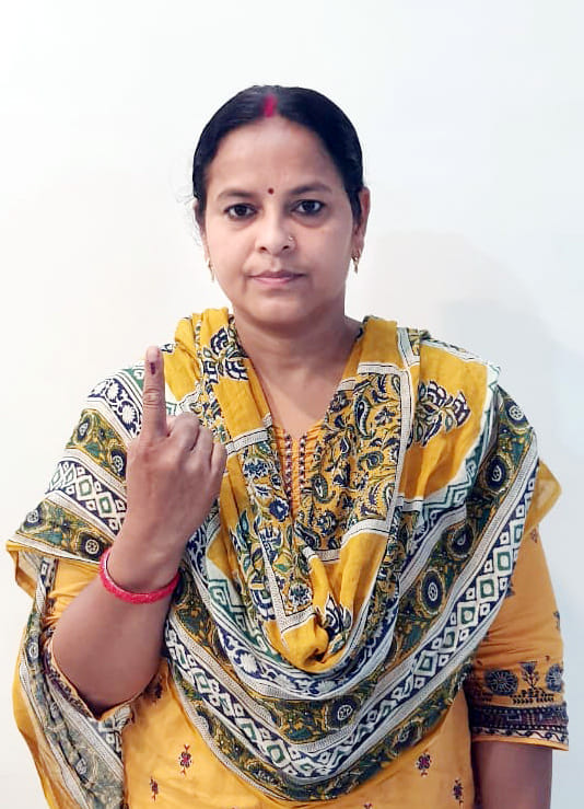 जीआई मतदान केंद्र पर वोट डालने के बाद निशान दिखाते सदर विधायक और पत्नी।स्रोत-स्वयं
