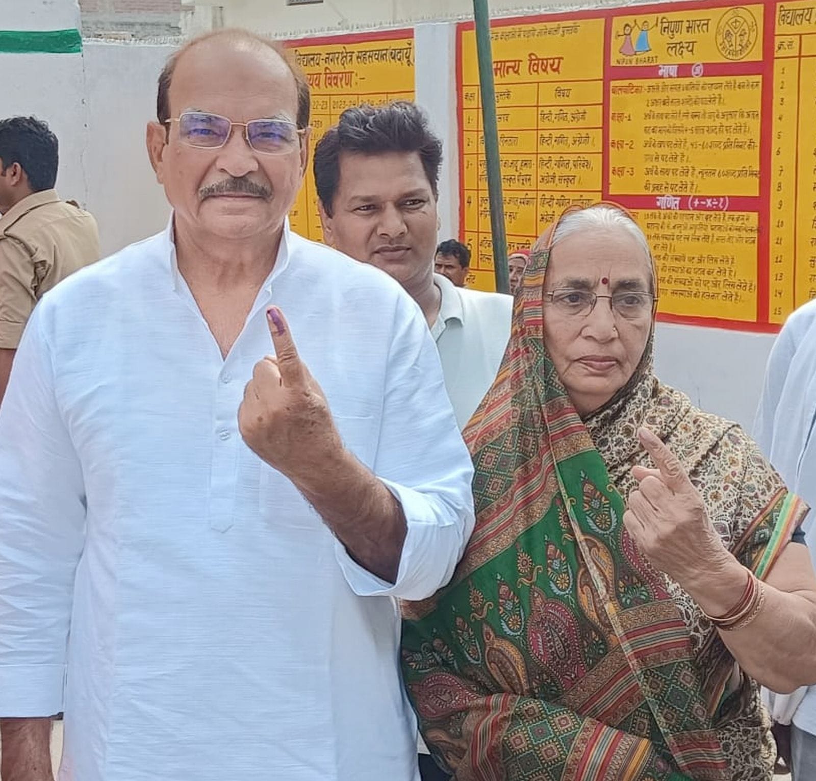 जीआई मतदान केंद्र पर वोट डालने के बाद निशान दिखाते सदर विधायक और पत्नी।स्रोत-स्वयं
