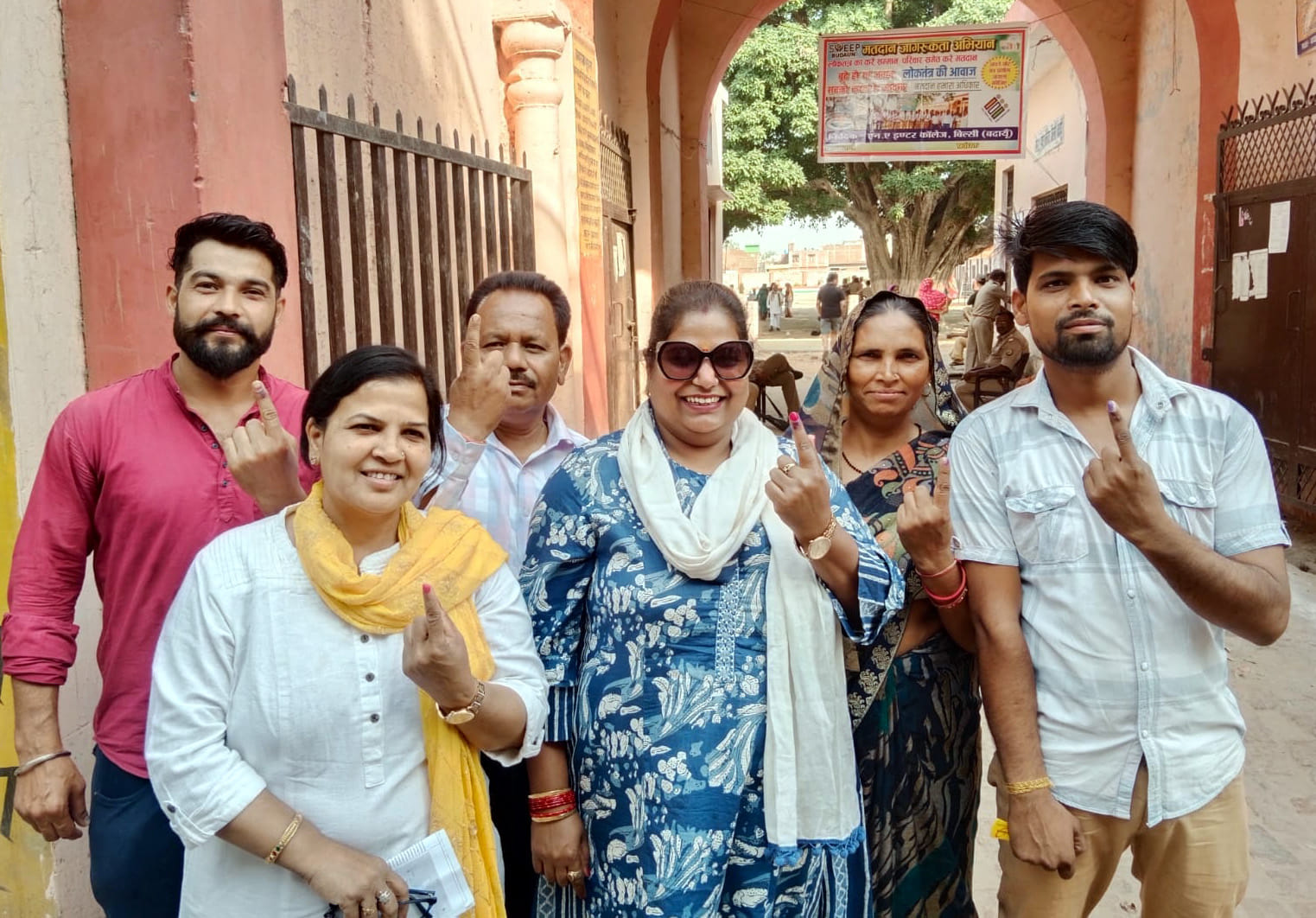 जीआई मतदान केंद्र पर वोट डालने के बाद निशान दिखाते सदर विधायक और पत्नी।स्रोत-स्वयं