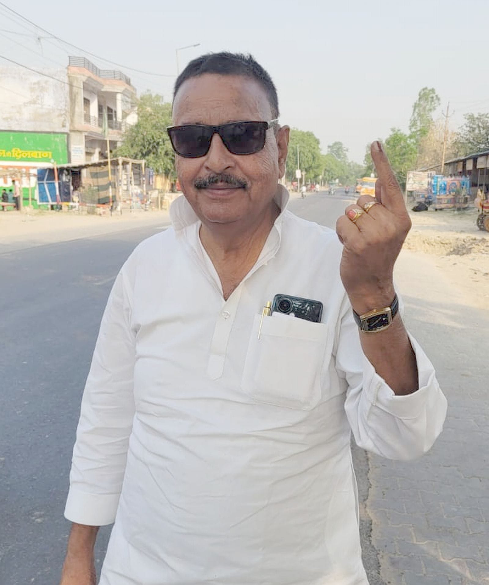 जीआई मतदान केंद्र पर वोट डालने के बाद निशान दिखाते सदर विधायक और पत्नी।स्रोत-स्वयं