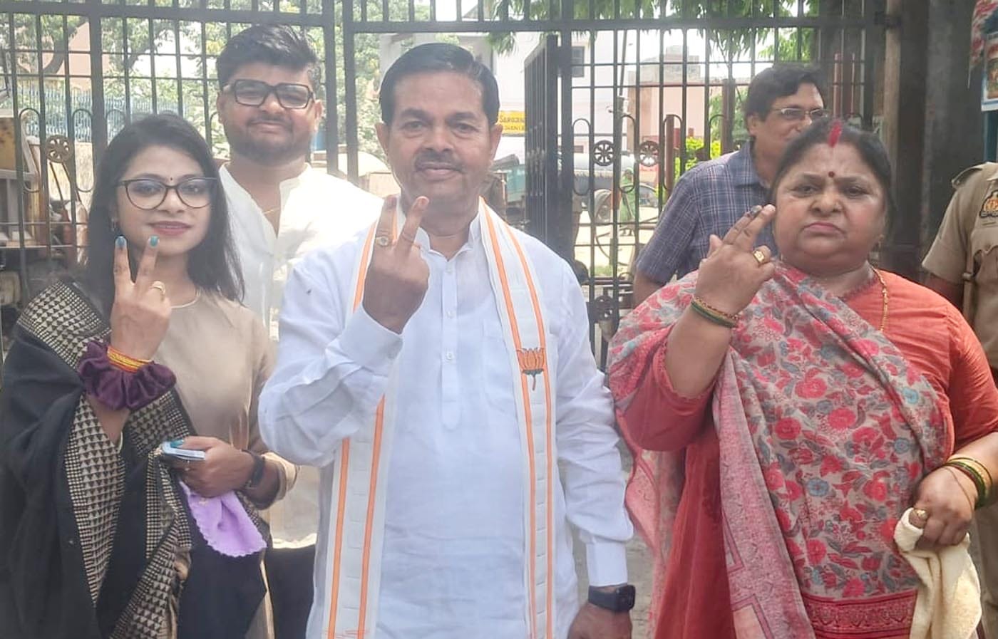 जीआई मतदान केंद्र पर वोट डालने के बाद निशान दिखाते सदर विधायक और पत्नी।स्रोत-स्वयं