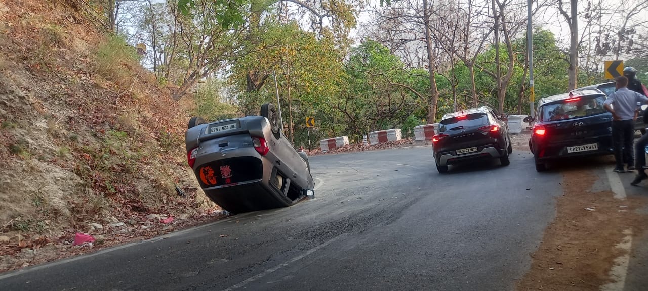नैनीताल मार्ग में पलटी कार नैनीताल मार्ग में पलटी कार