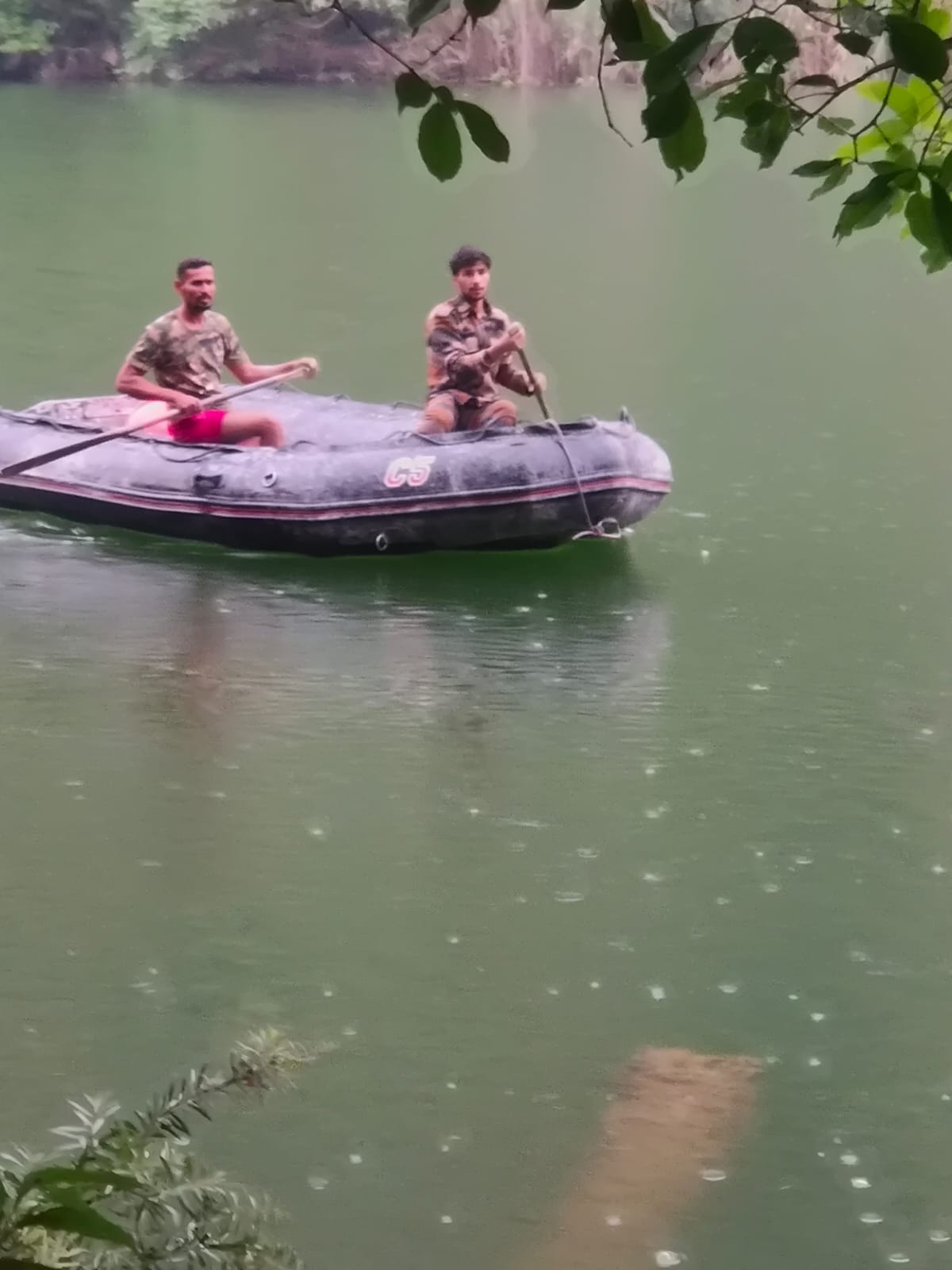 रेणुका जी झील से व्यक्ति का शव निकालने के बाद सेना के जवान। संवाद रेणुका जी झील से व्यक्ति का शव निकालने के बाद सेना के जवान। संवाद